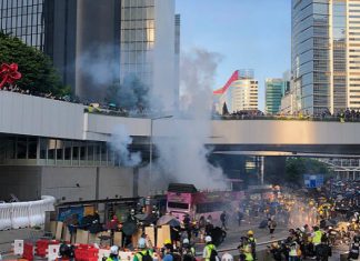 Hong-Kong-police-tear-gas-protestors.jpg