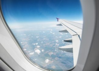airplane window view_canstockphoto14983193 1000x800