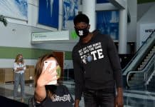 Mo-Bamba-With-Voter-Selfie-Photo-Credit-Gary-Bassing-Orlando-Magic-1000x800-1.jpg