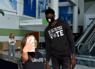 Mo-Bamba-With-Voter-Selfie-Photo-Credit-Gary-Bassing-Orlando-Magic-1000x800-1.jpg