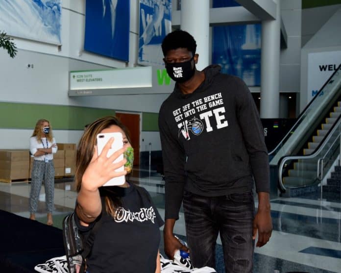 Mo-Bamba-With-Voter-Selfie-Photo-Credit-Gary-Bassing-Orlando-Magic-1000x800-1.jpg