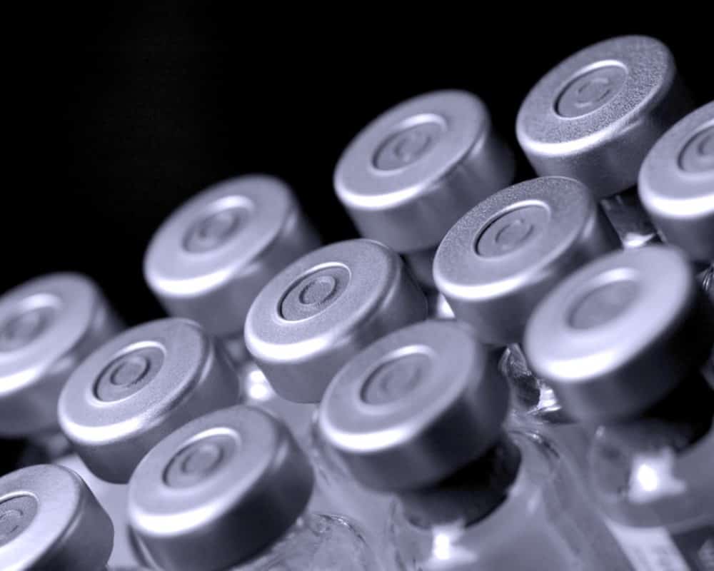 vaccine vials_canstockphoto1113018 1000x800