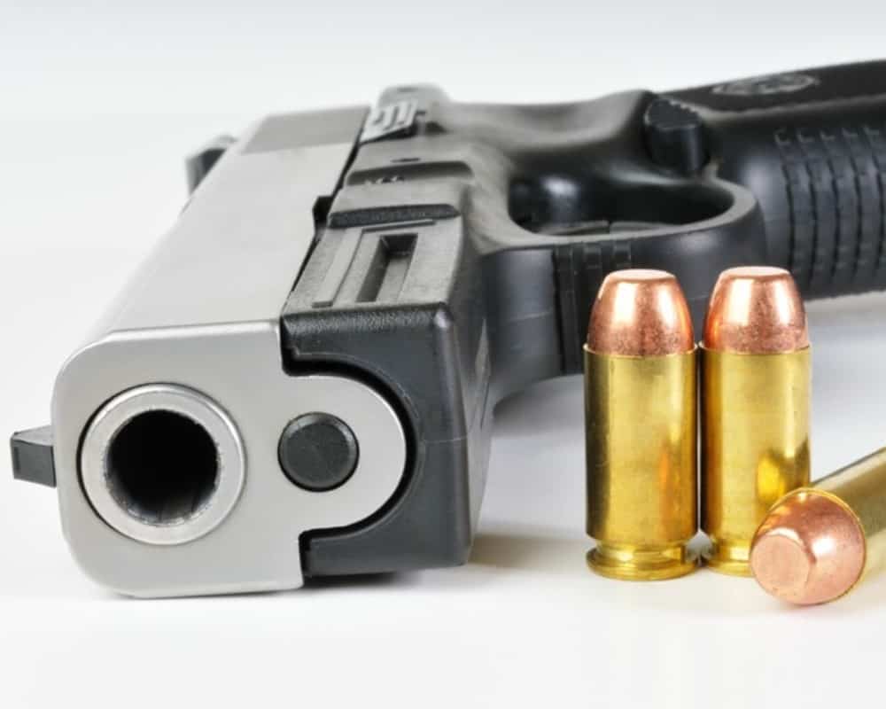 gun-and-ammo_canstockphoto5448778-1000x800-1.jpg